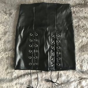 BLACK Mini Skirt 🖤 || WINDSOR